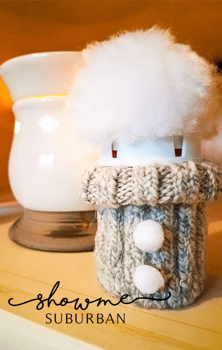These DIY hat & sweater gift bottles are super quick and easy to make! They are perfect for gifts to friends, neighbors, teachers, and family for Christmas and holidays.