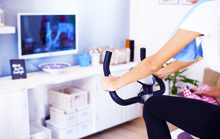 A busy life doesn't have to mean no exercise. With some basic fitness gear, you can have quick, effective home workouts. This list includes equipment for cardio and strength training. Looking for Christmas gift ideas? This is great as a gift guide for busy women! #homeworkouts #giftguide