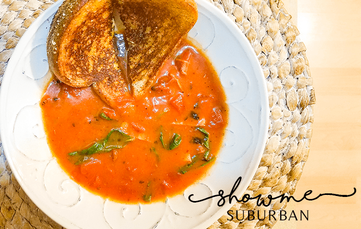 This skinny tomato soup with spicy bacon grilled cheese is the perfect quicky and easy healthy comfort food! Great for lunch or dinner, this light meal for 2 easily doubles or triples to feed a family of 4 or more. #healthyfood #skinnyfood